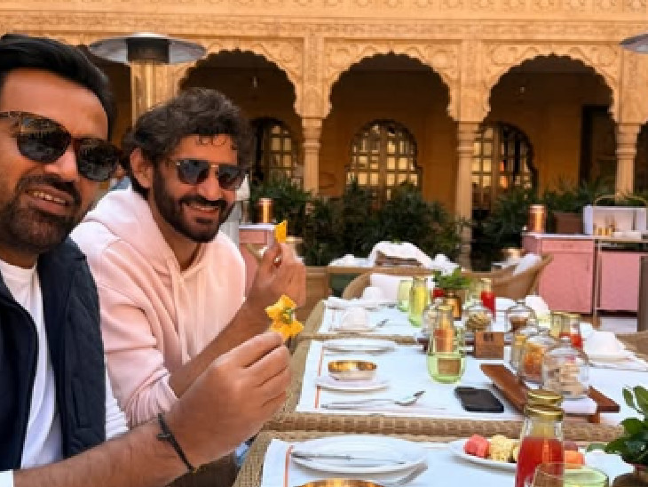 क्रिकेटर जहीर खान परिवार और दोस्तों के साथ जैसलमेर पहुंचे।