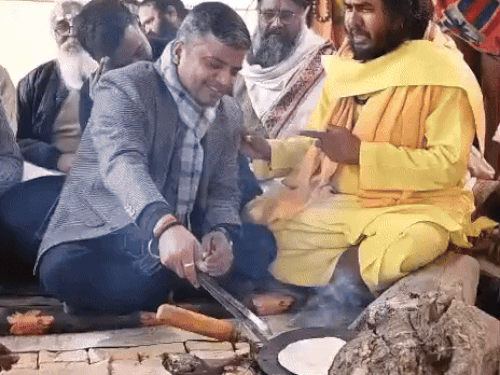 24 दिसंबर को DM मनीष कुमार वर्मा ने सतुआ बाबा के आश्रम में चूल्हे पर रोटी सेंकी थी।