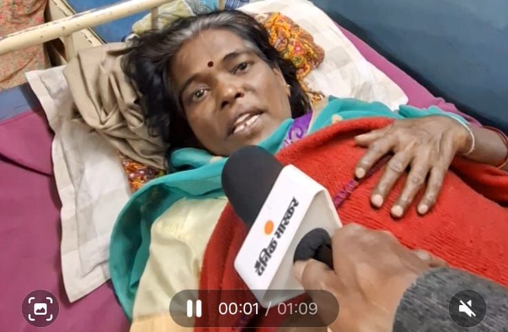 मीना सुनहरे रविवार शाम से बीमार हैं और सोमवार को एडमिट होना पड़ा। उन्होंने बताया कि दो दिनों में ही 50 से ज्यादा लोग बीमार हो चुके हैं और सिलसिला जारी है।