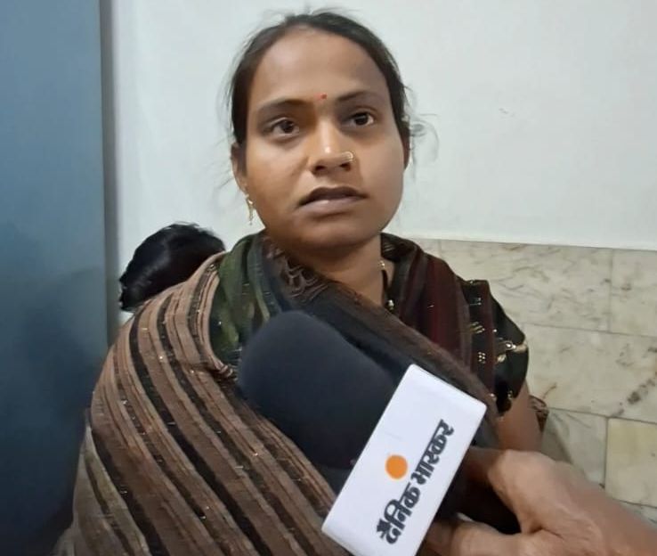 रीना कैथवास ने बताया कि 8-10 दिनों से दूषित पानी से कई लोग बीमार हो चुके हैं। अब मां की तबीयत खराब होने से वह चिंता में है।