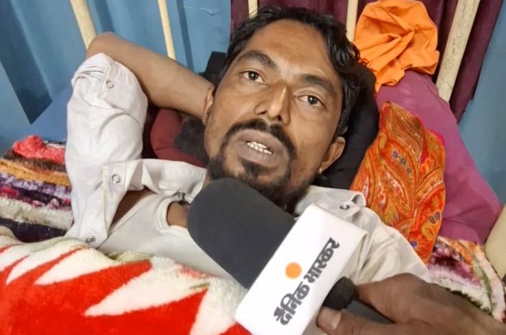 महेंद्र कैथवास और उनके बेटे दोनों बीमार हैं। महेंद्र का कहना है कि आसपास के लोग भी बीमार हैं।