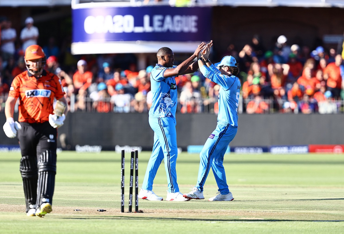 प्रिटोरिया कैपिटल्स के गेंदबाज सनराइजर्स ईस्टर्न केप के बल्लेबाज जॉनी बेयरस्टो को आउट करने के बाद खुशी मनाते हुए।