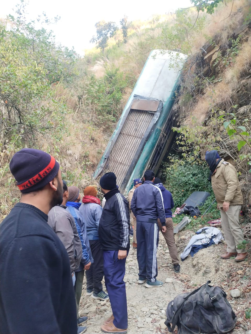 मौके पर यात्रियों का सामान दूर पड़ा दिखा।