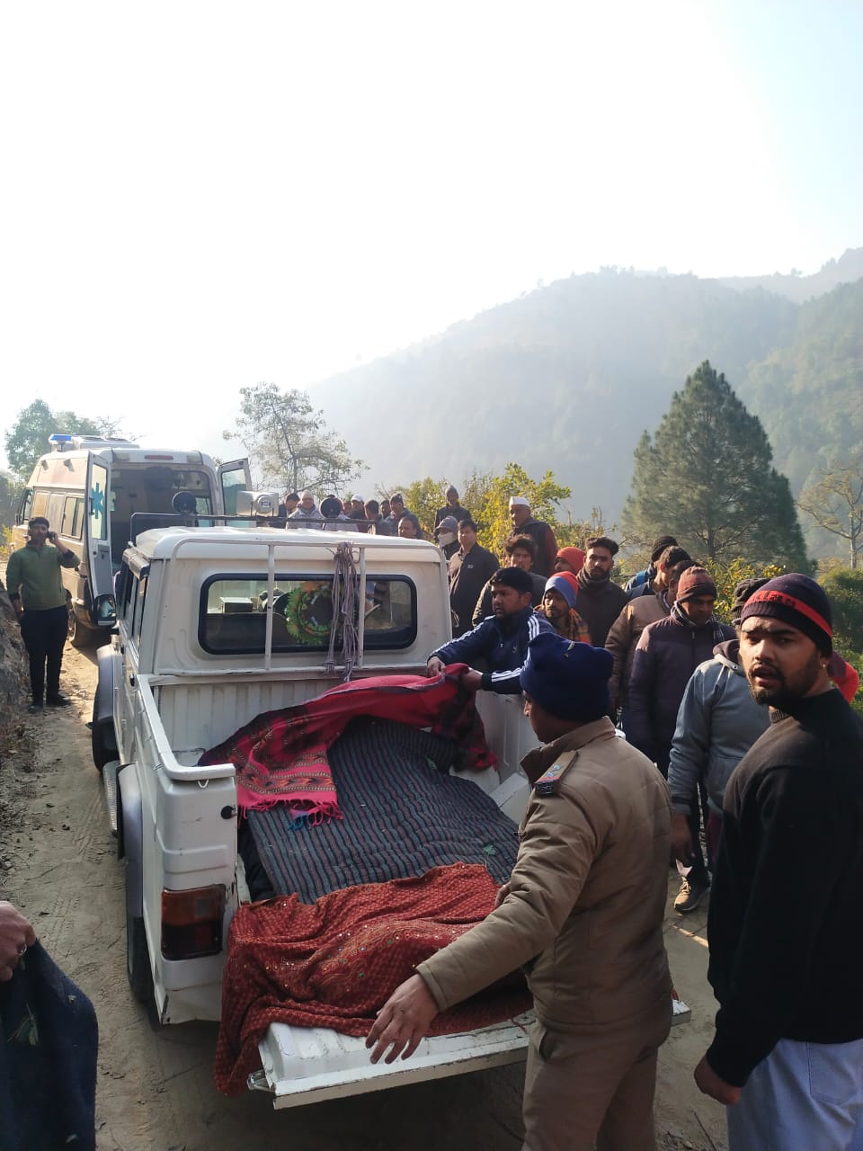 घायलों को पिकअप से अस्पताल ले जाते हुए।