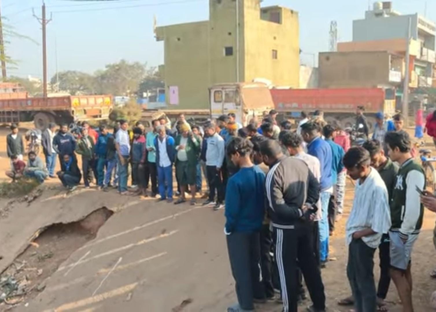 घटना स्थल पर लगी लोगों की भीड़।