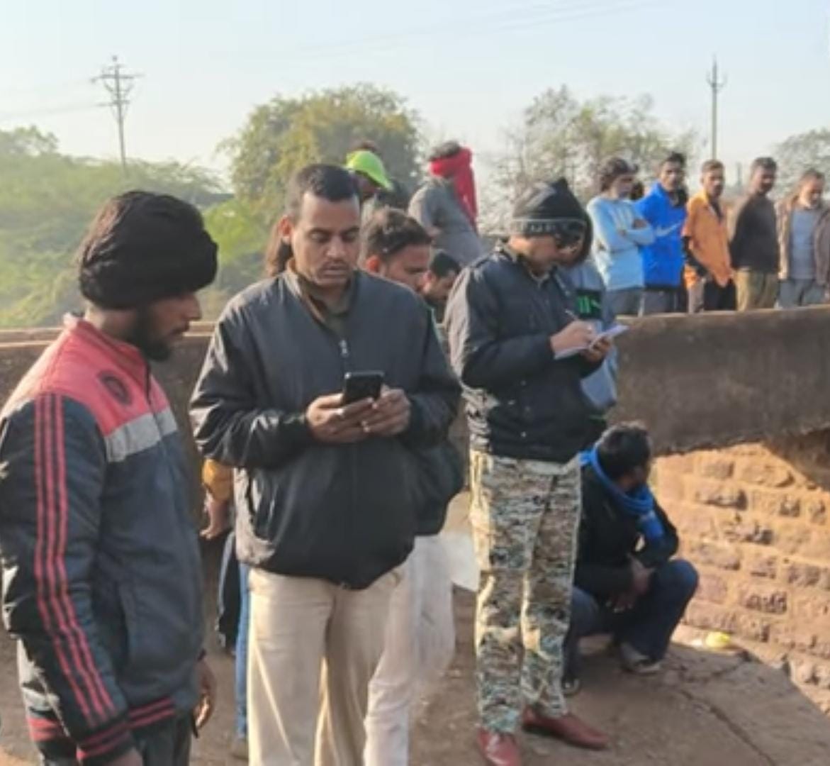 सूचना मिलते ही पुलिस और फॉरेंसिक की टीम भी मौके पर पहुंची।