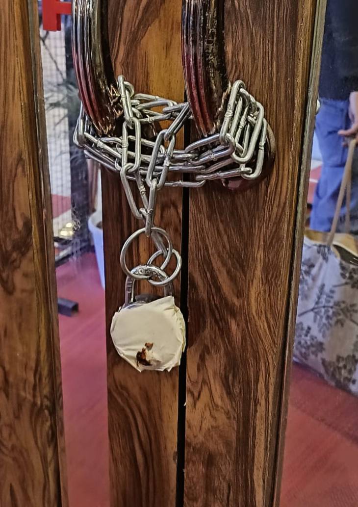 नगर निगम ने बार के स्टाफ को निकालकर मुख्य गेट पर ताला लगा दिया है।