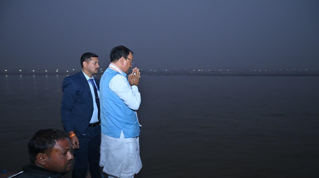 माघ मेला निरीक्षण के दौरान केशव मौर्य ने संगम पर मां गंगा की पूजा की।