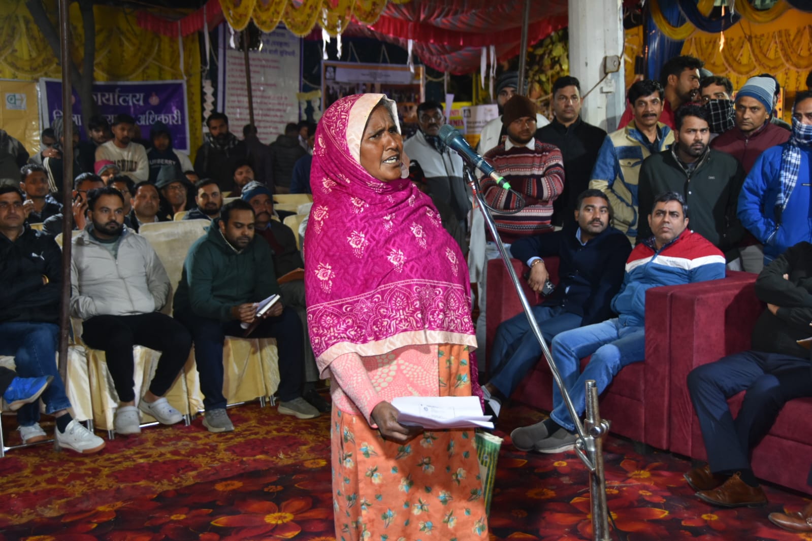 पंचकूला के बागवाली गांव में समस्या बताते हुए महिला।