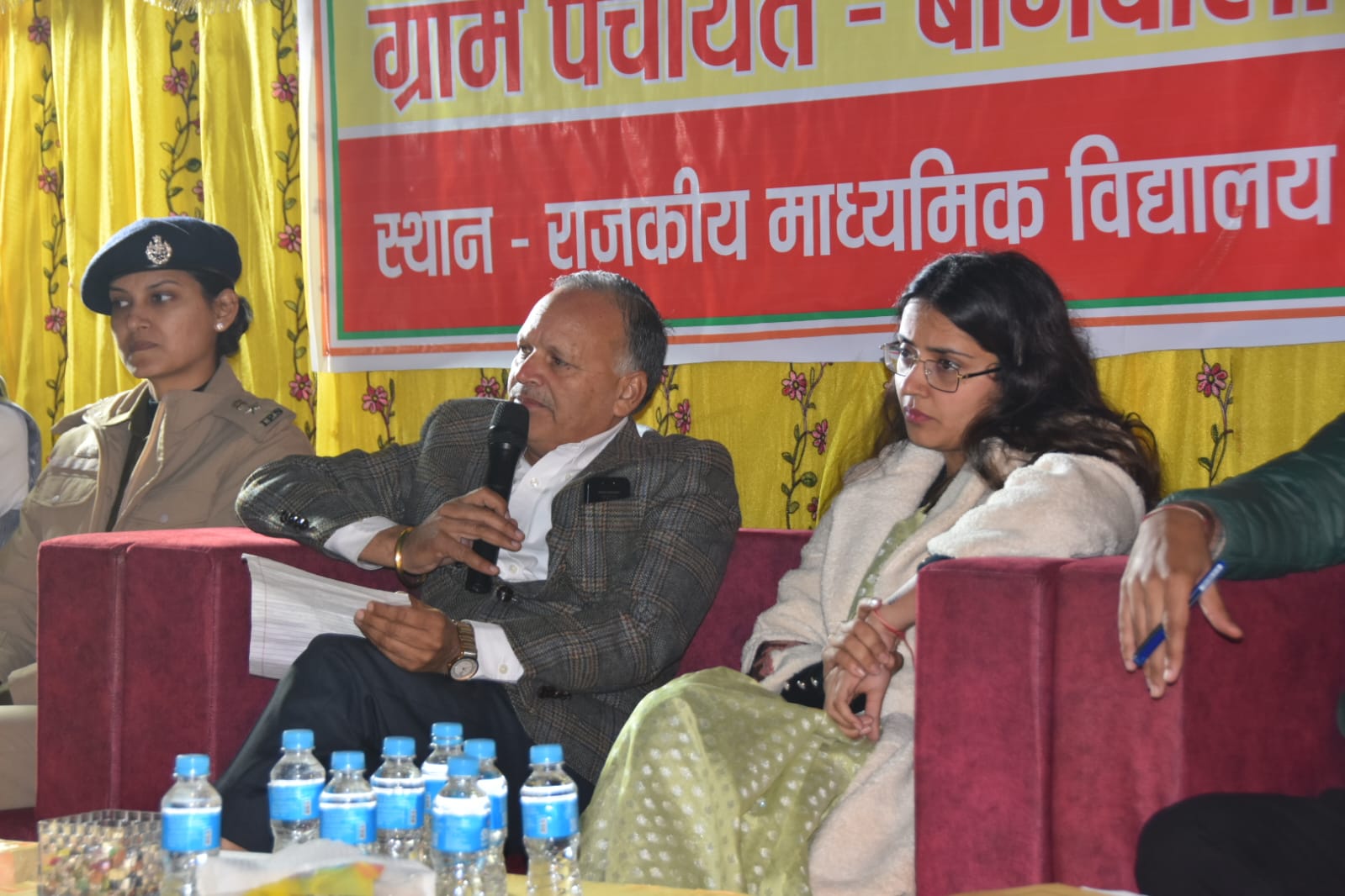 पंचकूला के बागवाली गांव में समस्या सुनते हुए डीसी सतपाल शर्मा।