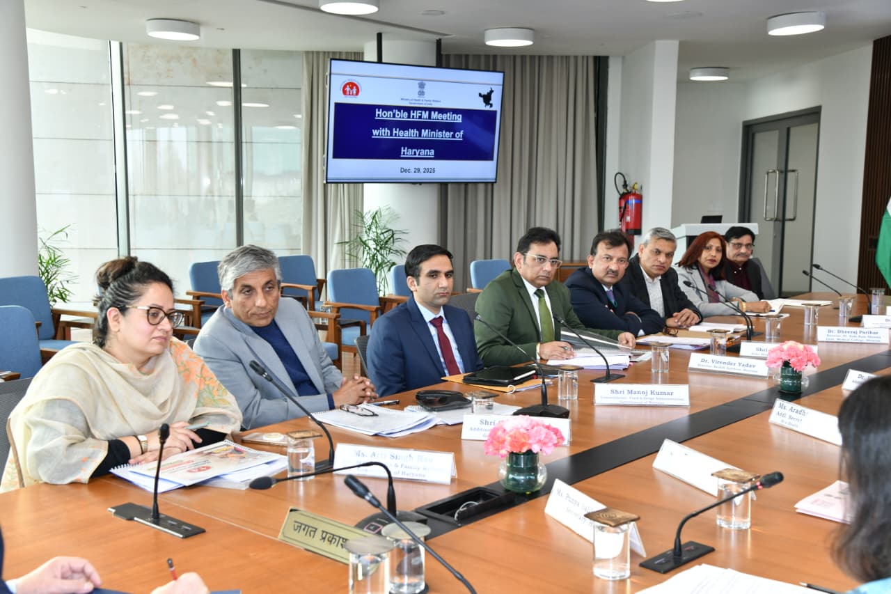 केंद्रीय स्वास्थ्य मंत्रालय की रिव्यू मीटिंग में हरियाणा की स्वास्थ्य मंत्री आरती राव, एसीएस सुधीर राजपाल।