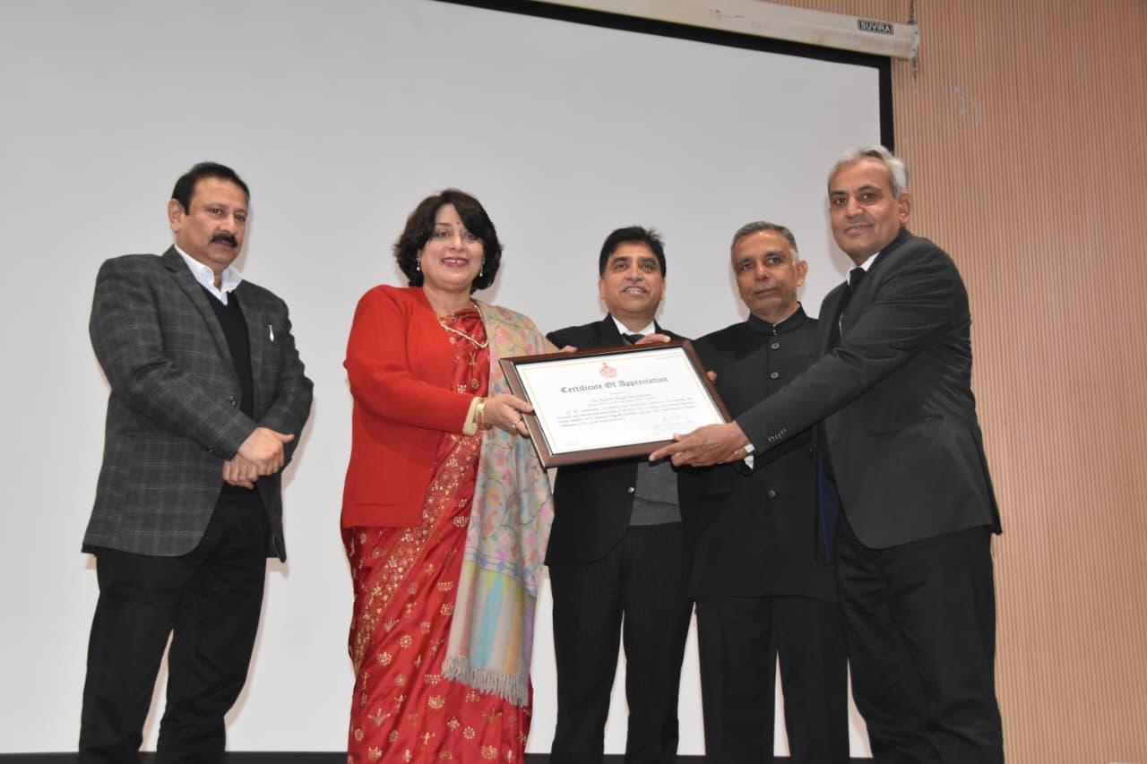 गृह विभाग के बेहतर कार्य के लिए सम्मानित करतीं गृह विभाग की अतिरिक्त मुख्य सचिव डॉ. सुमिता मिश्रा।