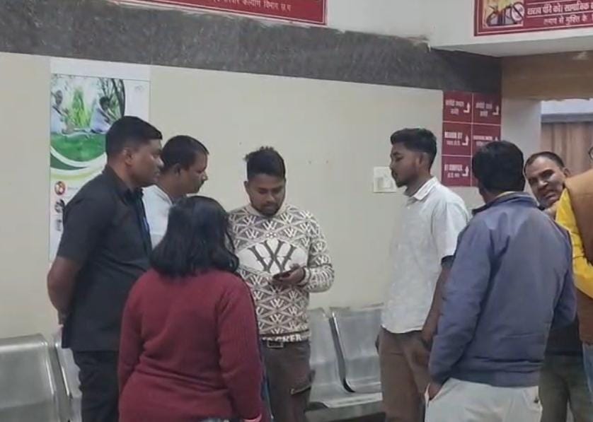 उन्हें आनन-फानन में जगदलपुर के महारानी अस्पताल लाया गया है।