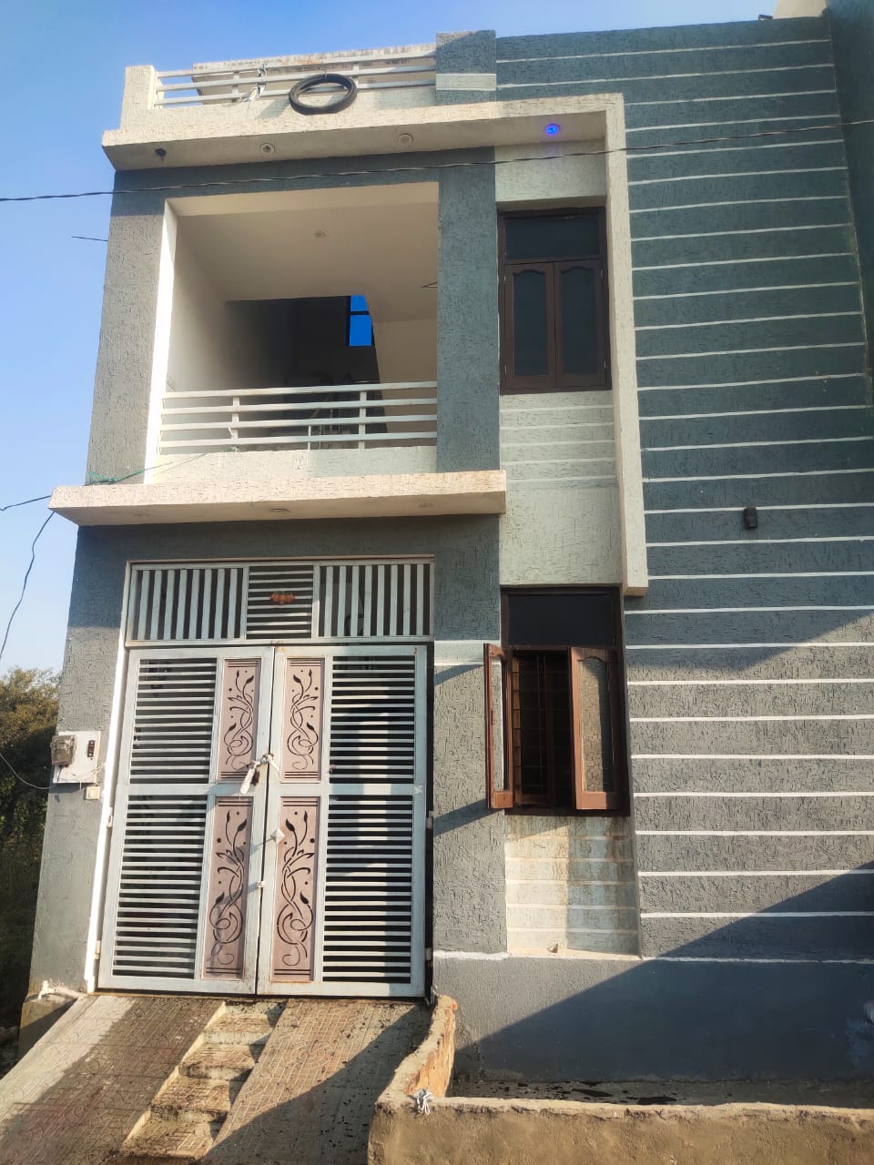 ASI राकेश मीणा का घर, यहां वे रात को अपने कमरे में सो रहे थे, पत्नी और बच्चा उनके पैतृक गांव गए हुए थे। पत्नी ने रात में कई बार कॉल किया लेकिन एएसआई ने फोन अटैंड नहीं किया