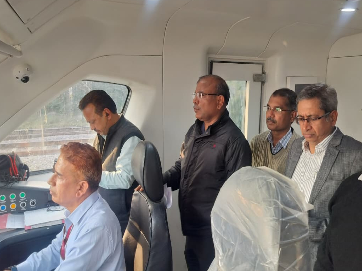 मुख्य रेल संरक्षा आयुक्त जनक कुमार गर्ग की मौजूदगी में हुए ट्रायल के दौरान मंडल रेल प्रबंधक अनिल कालरा भी मौजूद रहे। ट्रेन के सभी निर्धारित तकनीकी मानकों की गहन जांच की गई।