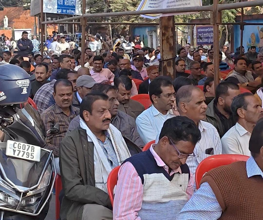 दुर्ग में धरने पर बैठे शासकीय कर्मचारी-अधिकारी।