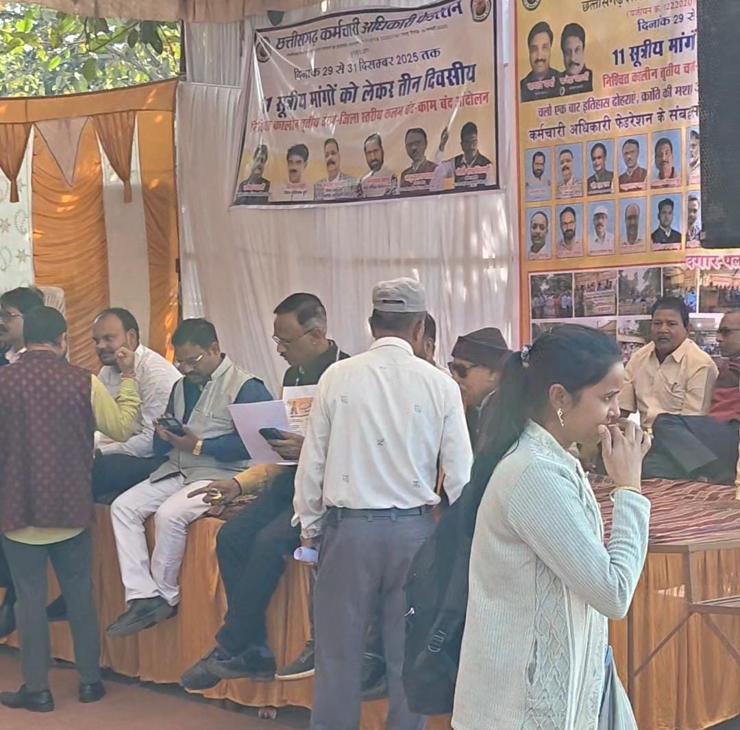 तीन दिवसीय हड़ताल पर 11 मांगों के लेकर हो रहा है प्रदर्शन।