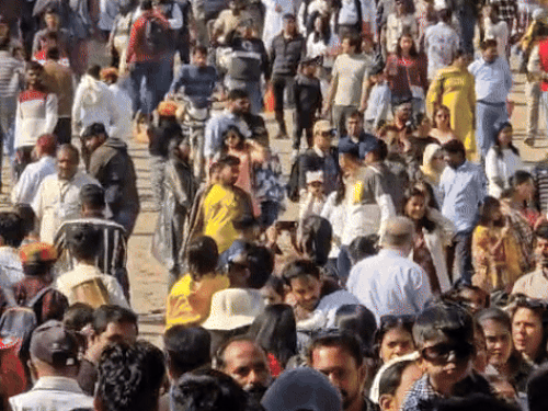 जैसलमेर के सोनार फोर्ट में सैलानियों का सैलाब सा उमड़ गया है।