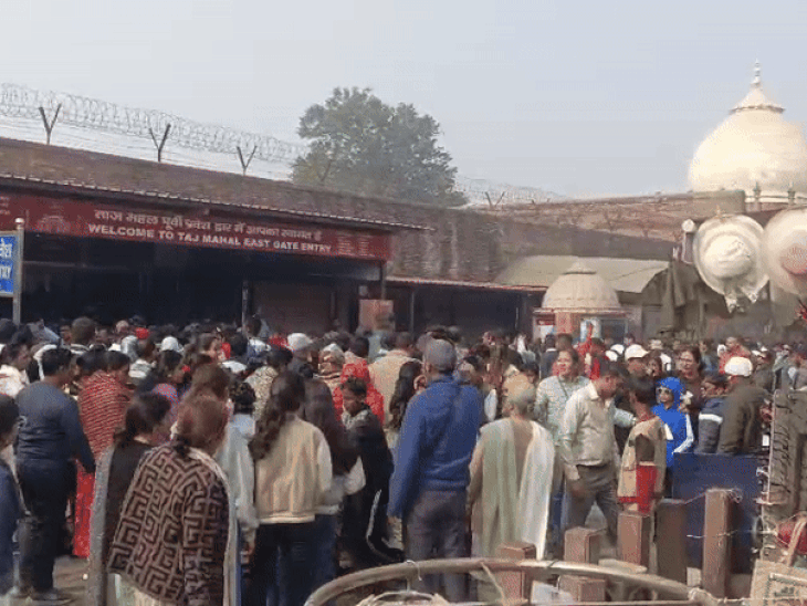 पूर्वी गेट पर भीड़