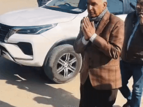 फतेहाबाद हलके में लोगों से मिलते पूर्व मंत्री प्रो.संपत सिंह।