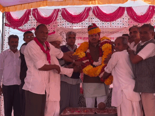 आहोर विधायक का लोगों ने 51 किलो का फूलों का हार पहनाकर किया स्वागत