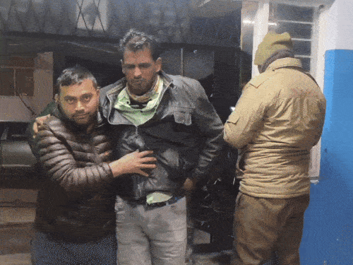 घायल मजदूरों को अस्पताल ले जाते लोग।