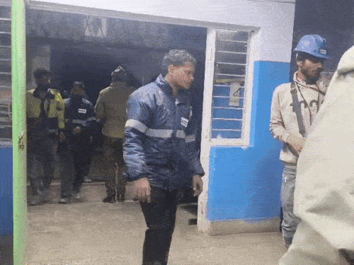 घायल मजदूरों को लाते उनके साथी।