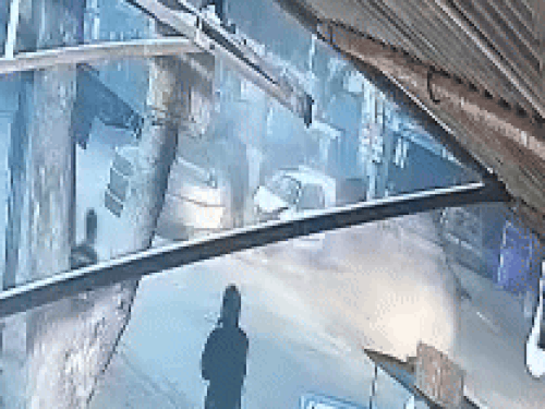 एक्सीडेंट के बाद घायलों को संभालने दौड़ते आसपास के लोग।