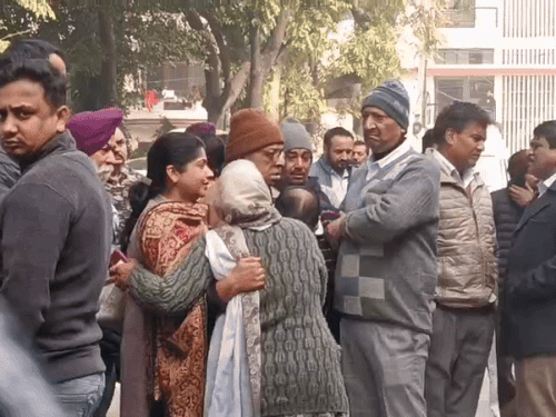 घटना के बाद विलाप करते हुए परिजन।