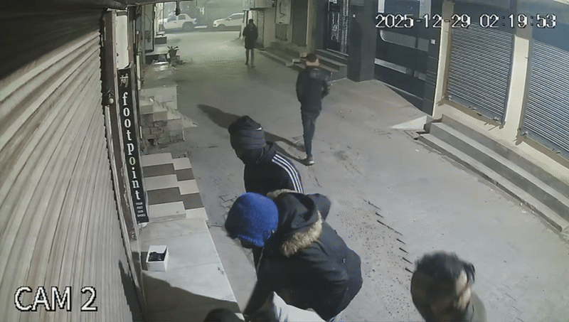 चोरों ने राहगीर पर किए गुलेल से हमला