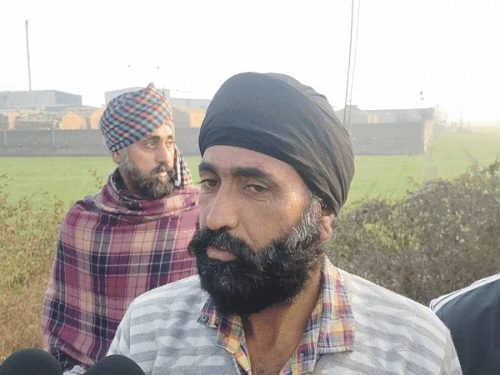 प्रत्यक्षदर्शी किसान ने बताया कि उन्होंने एक दिन पहले भी सूटकेस देखा था।