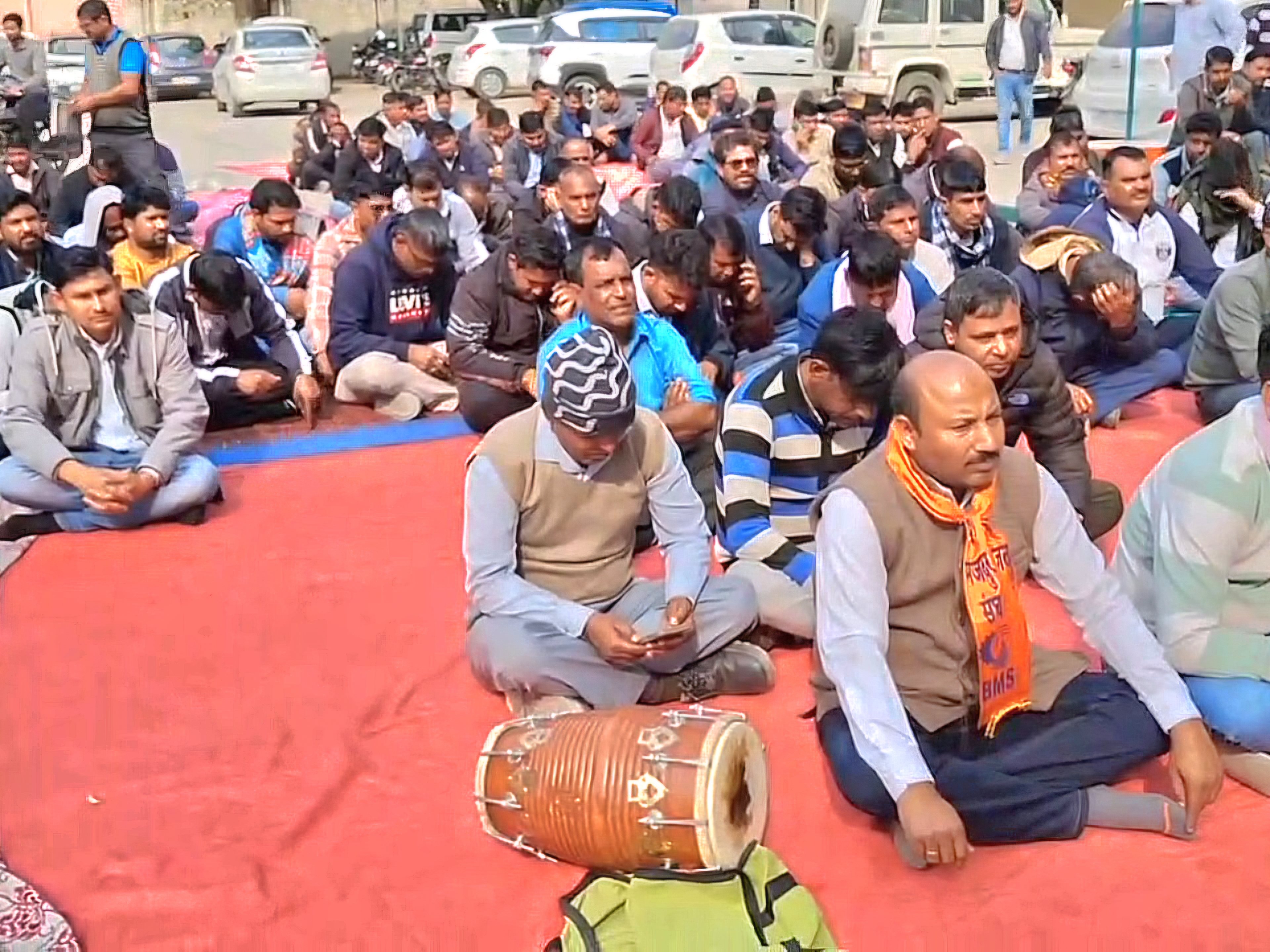 विरोध प्रदर्शन में मौजूद कर्मचारी