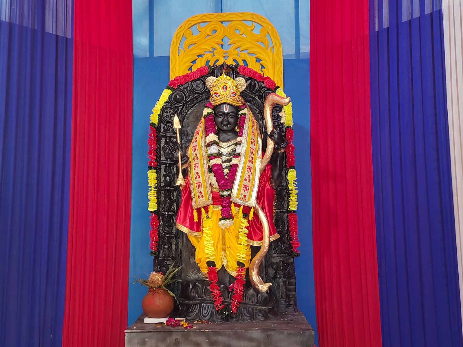 मेला मैदान में बने मंदिर में विराजे रामलीला की प्रतिमा