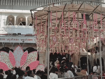 मंदिर परिसर में की गई सजावट। यहां पर हर जगह न्यू ईयर के स्टिकर्स लगाए गए हैं।