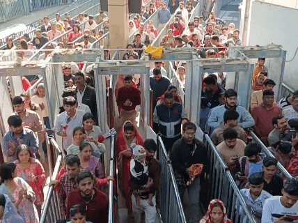 नए साल के मौके पर बाबा के दरबार में आने वाला हर भक्त समान होगा। यहां पर VIP दर्शन पूरी तरह से बंद रहेंगे।