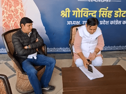 गोविंद सिंह डोटासरा ने आज सीकर आवास पर कई लोगों से मुलाकात की। इस दौरान प्रवक्ता गोविंद पटेल भी मौजूद रहे।