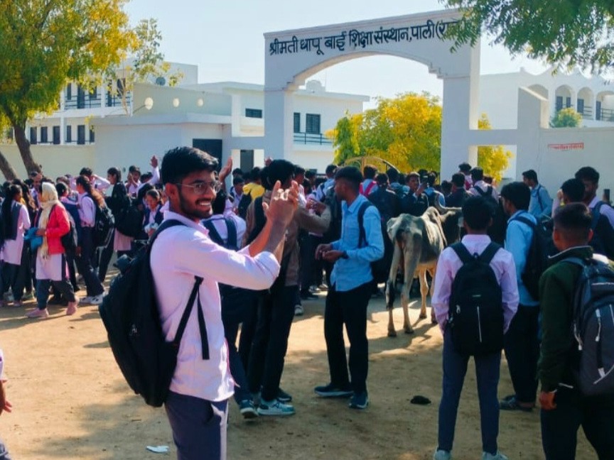 पाली में निजी कॉलेज के बाहर प्रदर्शन करते हुए स्टूडेंट। - Dainik Bhaskar