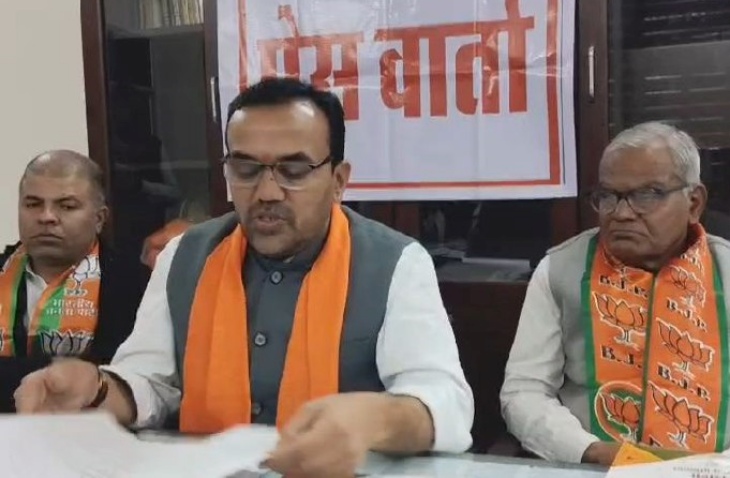 पाली के सांसद सेवा केंद्र में बुधवार शाम को प्रेस को संबोधित करते भाजपा जिलाध्यक्ष सुनील भंडारी।