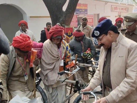 डीआईजी ने 100 ग्राम प्रहरियों को साइकिल, कंबल बांटे:  भदोही पुलिस लाइन में बैठक की, ज्ञानपुर थाने व परिवार केंद्र का उद्घाटन किया – Bhadohi (Sant Ravidas Nagar) News