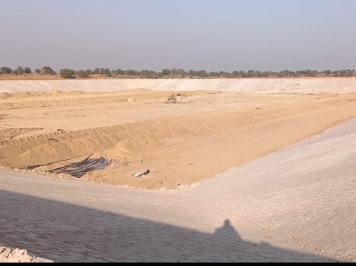 डैम निर्माण में बेहद घटिया सामग्री के उपयोग का आरोप लगाया है।