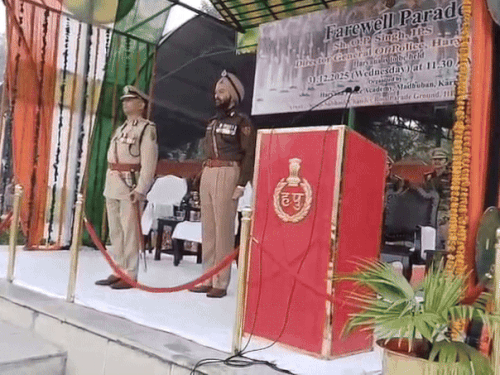 परेड की सलामी लेते डीजीपी ओपी सिंह।