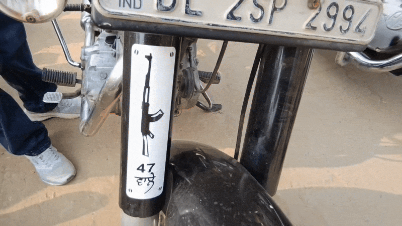 अलवर शहर में जब्त बाइक, जिस पर 'एके 47' और 'सरपंच' का स्टिकर लगा था।