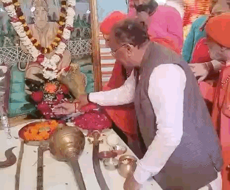 आयोजन में शस्त्र पूजन करते अतिथि