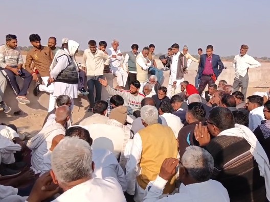 डैम में घटिया निर्माण सामग्री के उपयोग का आरोप लगाते हुए करीब 26 गांवों के ग्रामीणों ने अनिश्चितकालीन धरना दिया।