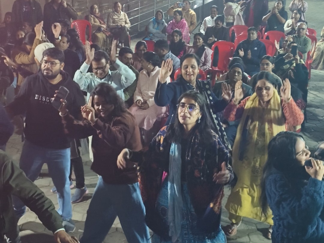 प्रतिभागी एक साथ भक्ति-संगीत पर नृत्य कर ध्यान में लीन हुए।