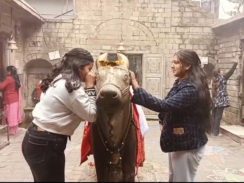 बाबा भूतनाथ मंदिर में मौजूद श्रद्धालु।