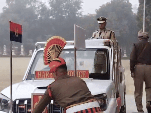 परेड की सलामी लेते डीजीपी हरियाणा ओपी सिंह।
