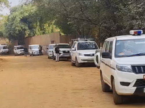 फोटो होटल का है। यहां पर सुरक्षा के पुख्ता इंतजाम किए हुए है।