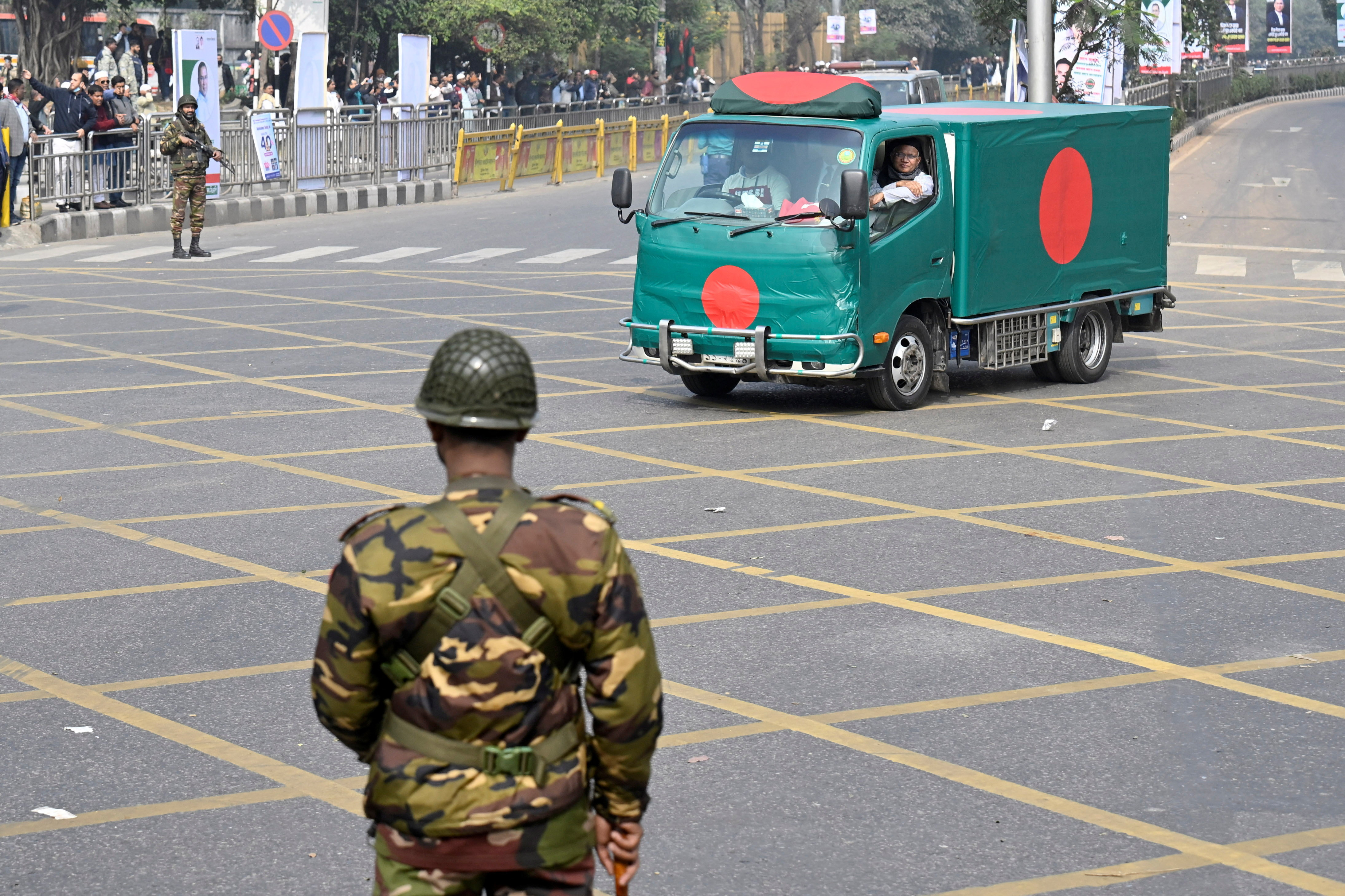 खालिदा जिया की पार्थिव देह को अंतिम संस्कार के लिए स्पेशल वाहन से लाया गया।
