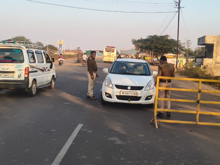 पुलिस जगह-जगह चेकिंग पाइंट्स बनाए।